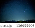 八ヶ岳の上空にオリオン座と冬の大三角形と冬の星座 136955906