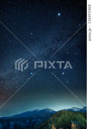 八ヶ岳の上空にオリオン座と冬の大三角形と冬の星座 136955908