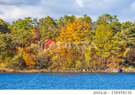 秋の福島裏磐梯 紅葉の桧原湖 秋の福島裏磐梯 紅葉の桧原湖 136956216