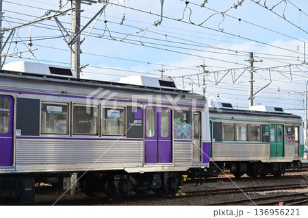 高師駅（たかしえき）豊橋鉄道渥美線　留置線とカラフルトレイン 136956221