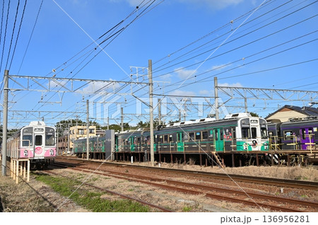 高師駅（たかしえき）豊橋鉄道渥美線　留置線とカラフルトレイン 136956281