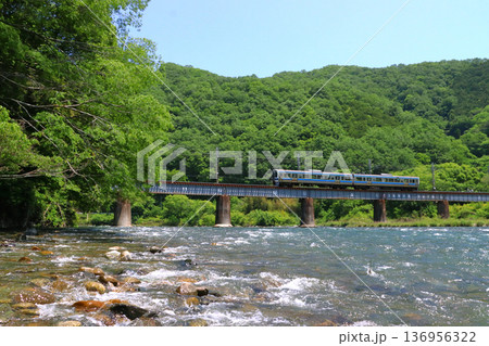 急流の高梁川と伯備線213系電車 136956322