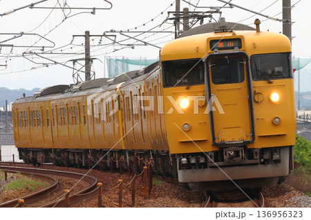 赤穂線→山陽本線直通115系電車（播州赤穂発福山行） 136956323