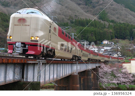 春の伯備線内を行く寝台特急サンライズ出雲号 136956324