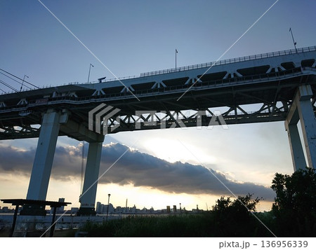 歩道の先に広がる鉄橋の風景 歩道の先に広がる鉄橋の風景 136956339