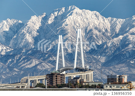 立山連峰を背に 136956350