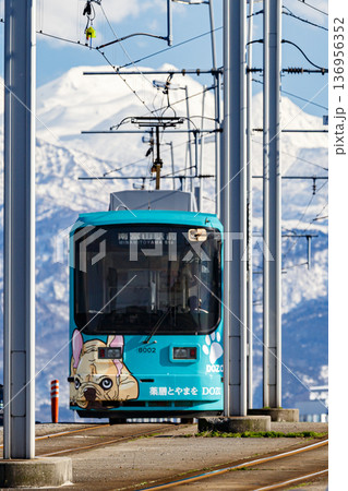 路面電車と雪山 136956352