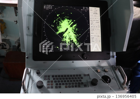 海上自衛隊掃海艇の航海用レーダーの画面 海上自衛隊掃海艇の航海用レーダーの画面 136956405
