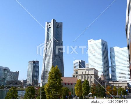 青空が広がるランドマークタワー 青空が広がるランドマークタワー 136956476