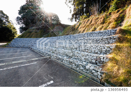 逆光シルエットの斜面石籠 136956493