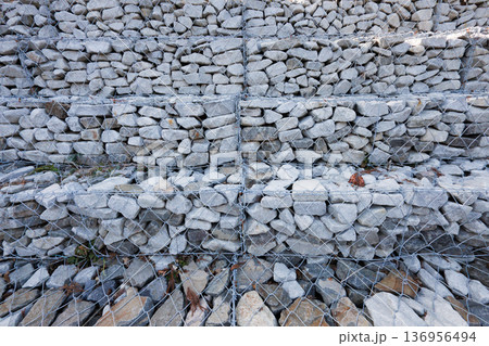 石籠のクローズアップ 136956494