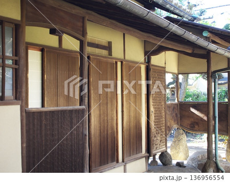 伝統的な和風建築の木製雨戸と庭に面した縁側の外観 136956554