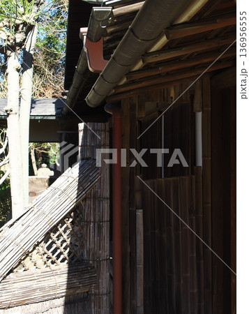 和風建築の竹垣と軒下の雨樋が並ぶ外観の細部 和風建築の竹垣と軒下の雨樋が並ぶ外観の細部 136956555