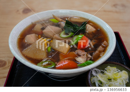 たっぷりの野菜が入った暖かいお蕎麦 136956633