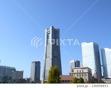 青空が広がるみなとみらいの風景 青空が広がるみなとみらいの風景 136956651