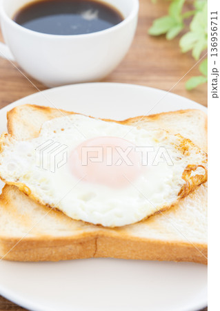 美味しい目玉焼きトーストとコーヒーのモーニング 美味しい目玉焼きトーストとコーヒーのモーニング 136956711
