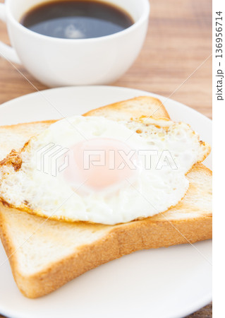 美味しい目玉焼きトーストとコーヒーのモーニング 美味しい目玉焼きトーストとコーヒーのモーニング 136956714