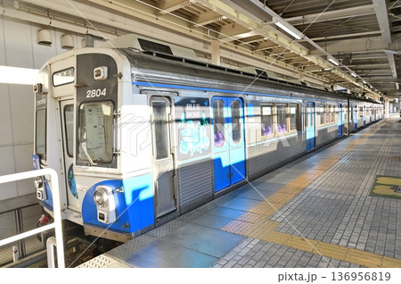 新豊橋駅(しんとよはしえき)に停車中の1810系電車 新豊橋駅(しんとよはしえき)に停車中の1810系電車 136956819
