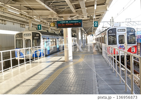 新豊橋駅（しんとよはしえき）に停車中の1810系電車 136956873