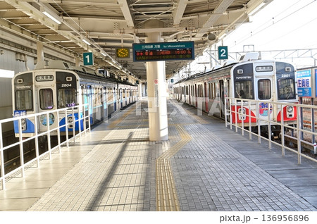 新豊橋駅（しんとよはしえき）に停車中の1810系電車 136956896