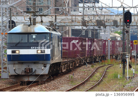 岡山県内:山陽本線を行く貨物列車(EF210形100番台牽引) 岡山県内:山陽本線を行く貨物列車(EF210形100番台牽引) 136956995