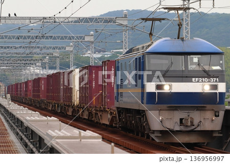 岡山県内：山陽本線を行く貨物列車（EF210形300番台牽引） 136956997