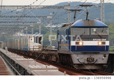 岡山県内:山陽本線を行く貨物列車(EF210形300番台牽引) 岡山県内:山陽本線を行く貨物列車(EF210形300番台牽引) 136956998
