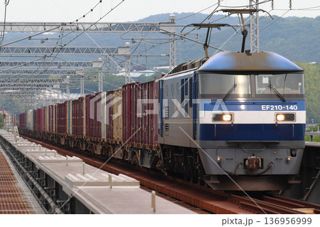 岡山県内：山陽本線を行く貨物列車（EF210形100番台牽引） 136956999