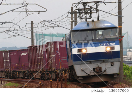 岡山県内：山陽本線を行く貨物列車（EF210形901号機） 136957000