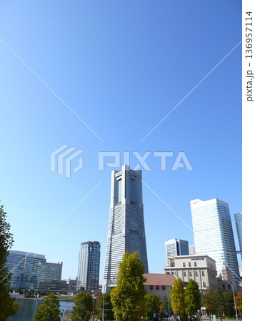 青空が広がるみなとみらいの風景 青空が広がるみなとみらいの風景 136957114