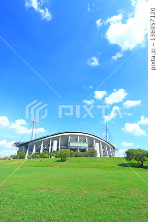 愛知県豊田市、豊田スタジアムの風景 136957120