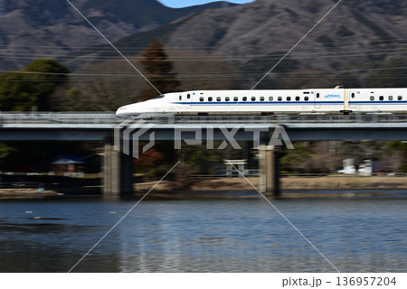十九女池を走り抜ける東海道新幹線 N700A の流し撮り 十九女池を走り抜ける東海道新幹線 N700A の流し撮り 136957204