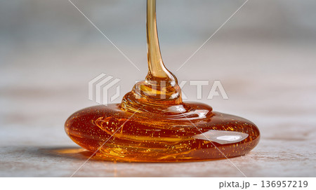 垂れた蜂蜜 垂れた蜂蜜 136957219