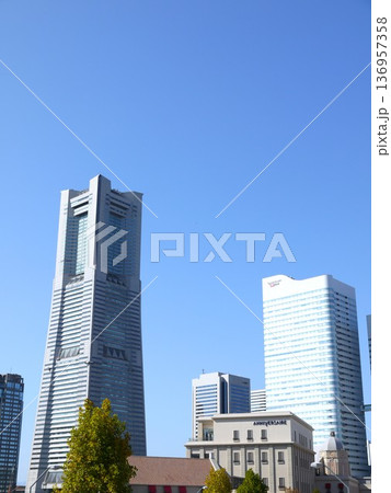 青空が広がるみなとみらいのビル群 136957358