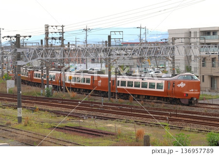 山陽本線と分かれる伯備線特急やくも号（273系電車：岡山⇔出雲市） 136957789
