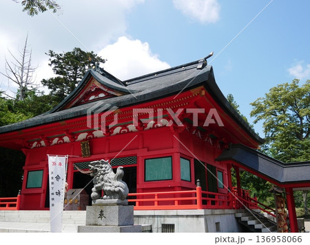 神社の狛犬と青い空 神社の狛犬と青い空 136958066
