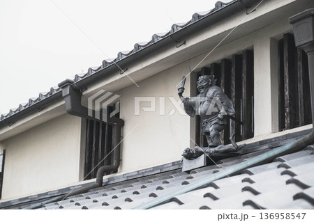 [八幡堀]時代劇のロケ地にも度々使用されている古風な町並み 136958547