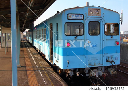 水島駅に停車中の水島臨海鉄道キハ37形 136958581