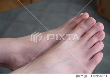 40代男性の脚 136958861