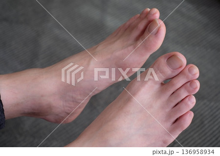 40代男性の脚 40代男性の脚 136958934