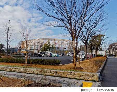 名古屋市名城公園北園の多目的アリーナ全景 136959040