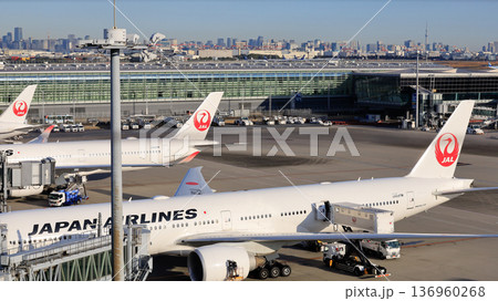 羽田空港第三ターミナル展望デッキから見た東京都心の風景、東京タワーと東京スカイツリーが小さく見える 羽田空港第三ターミナル展望デッキから見た東京都心の風景、東京タワーと東京スカイツリーが小さく見える 136960268