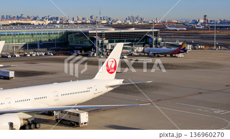 羽田空港第三ターミナル展望デッキから見た東京都心の風景、東京スカイツリーが小さく見える 羽田空港第三ターミナル展望デッキから見た東京都心の風景、東京スカイツリーが小さく見える 136960270