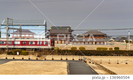 復元された大極殿が建つ平城宮跡と電車 136960504