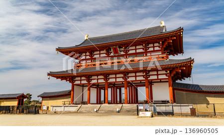 復元された朱雀門が建つ平城宮跡 136960505