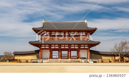 復元された朱雀門が建つ平城宮跡 136960507