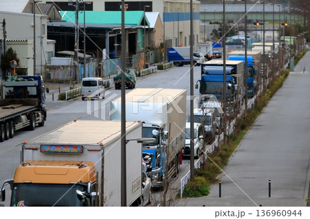 路上駐車中の大型トラック 路上駐車中の大型トラック 136960944