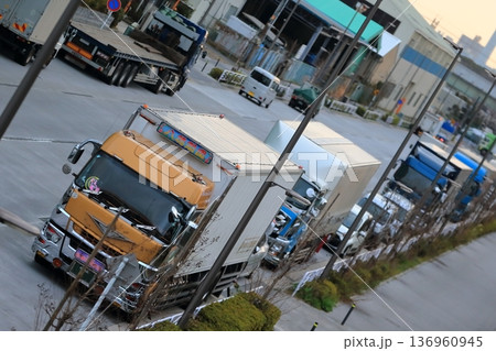 路上駐車中の大型トラック 路上駐車中の大型トラック 136960945