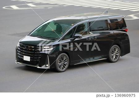 走行中のミニバン 136960975