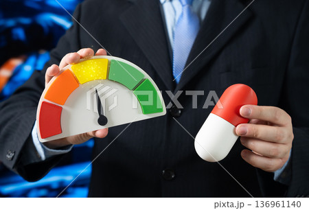 A medical capsule tablet and a rating scale showing an average yellow value. Average effectiveness with some side effects. Acceptable quality and balanced price in pharmaceutical evaluation 136961140